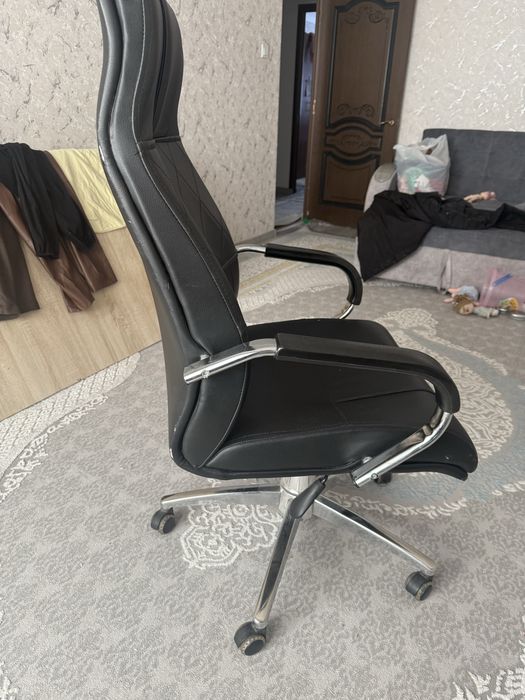 Кожанный кресло бу сатылады