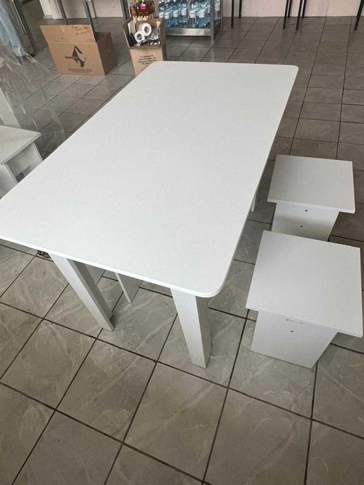 Продам стол и 4 табуретки, комплект.