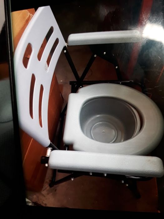 Wc pliabil si portabil pentru persoane invarsta