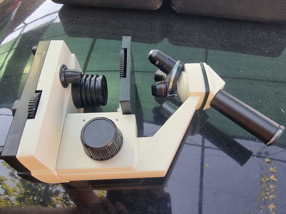 Microscop în stare bună cu valiza de transport