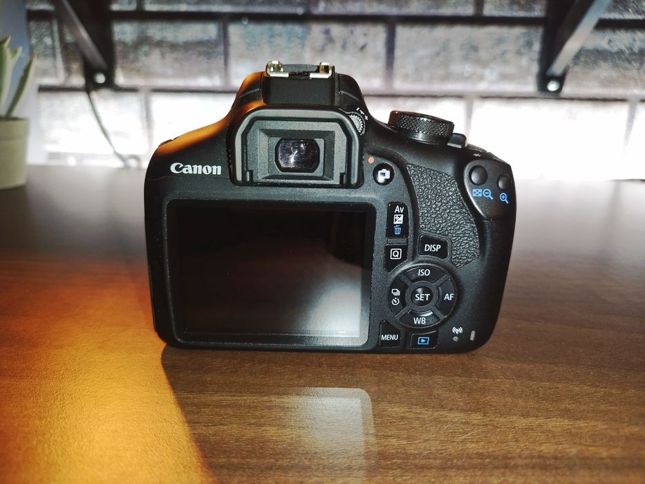 Aparat foto Canon 2000D + Obiectiv 18-55mm + accesorii