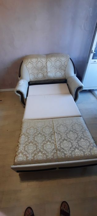 Продам два дивана и тумбу