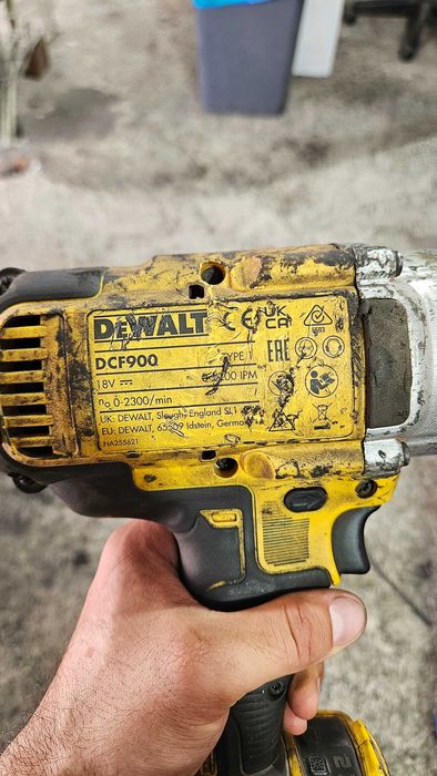 Продавам безчетков ударен гайковерт 1/2 DEWALT DCF900 1898Nm с 1бр. 5Ah батерия , зарядно и куфар с оставаща гаранция 2 години