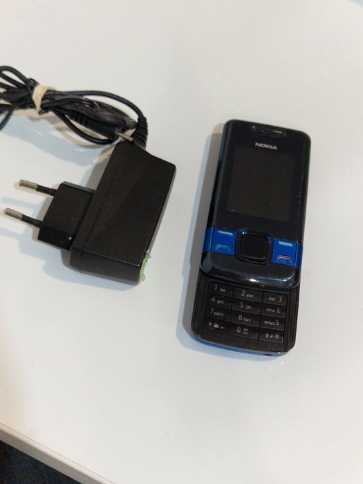 Telefon Nokia Slide cu încărcător
