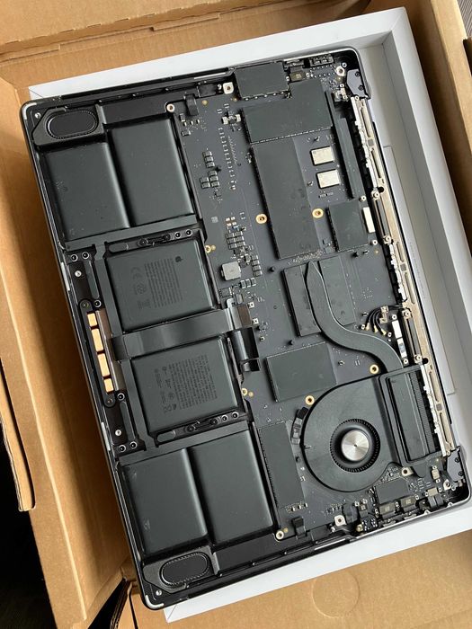 MacBook Pro 14" Cip M4, 16GB memorie, 512GB stocare