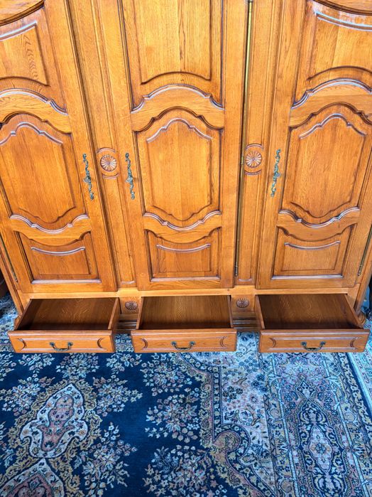 Масивен дъбов гардероб