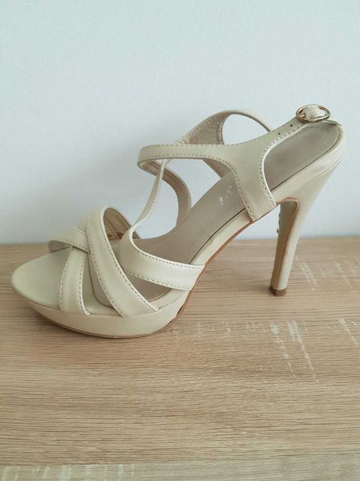 Sandale crem cu toc - marimea 37