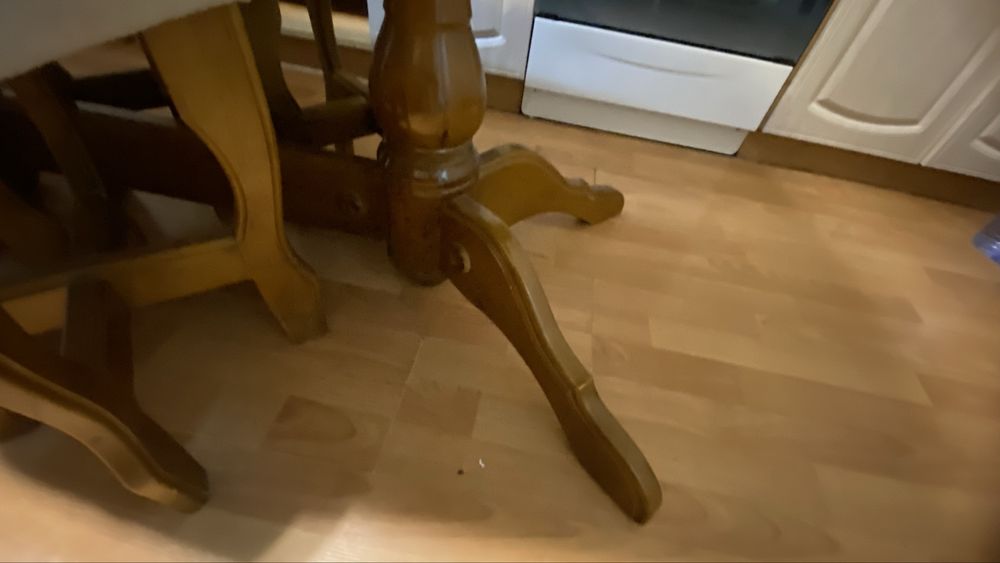 Обеденный деревянный стол