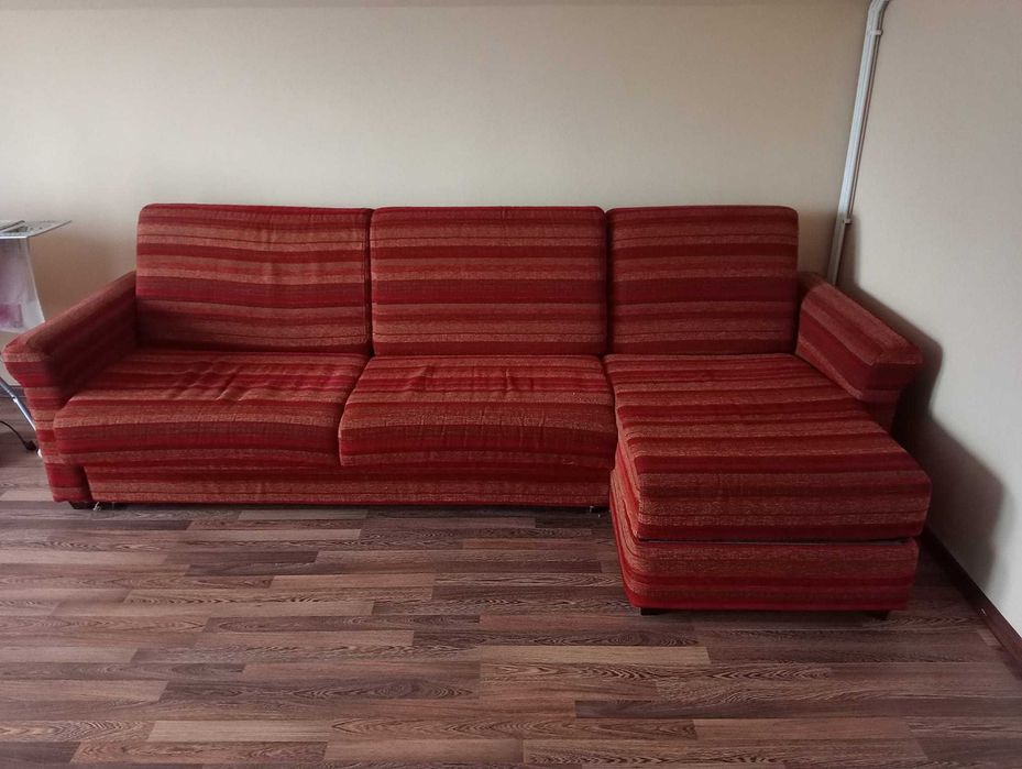 Canapea coltar ce se face pat suficient pentru 2 persoane.