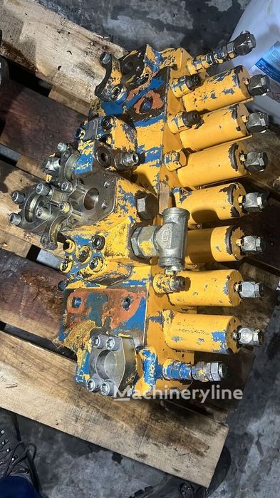 Distribuitor hidraulic Rexroth M8-1129-02/7M8-18 pentru excavator