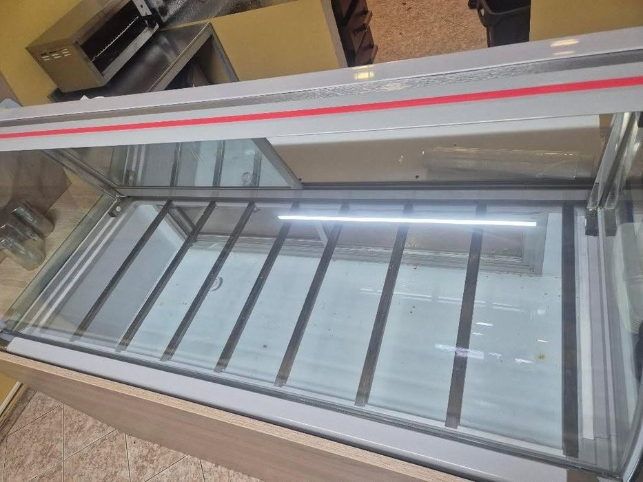 Хладилна витрина с LED осветление
- модел с размери 1400х900х1200мм.
- температура 0-8 градуса.
- с осветлени