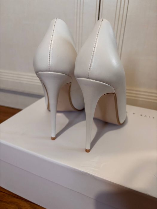 Белые туфли на шпильке
