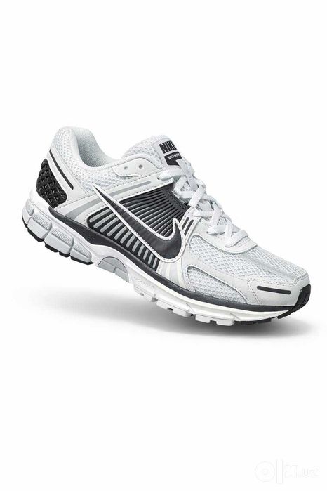 Кроссовки Nike Zoom Vomero 5, размеры от 40 до 45.