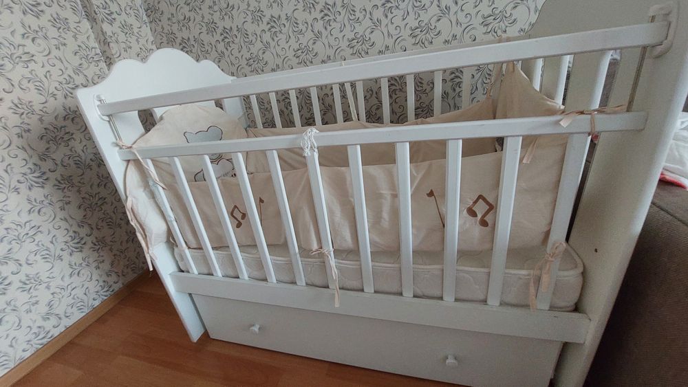 Манеж как новая, чистая с матрасом