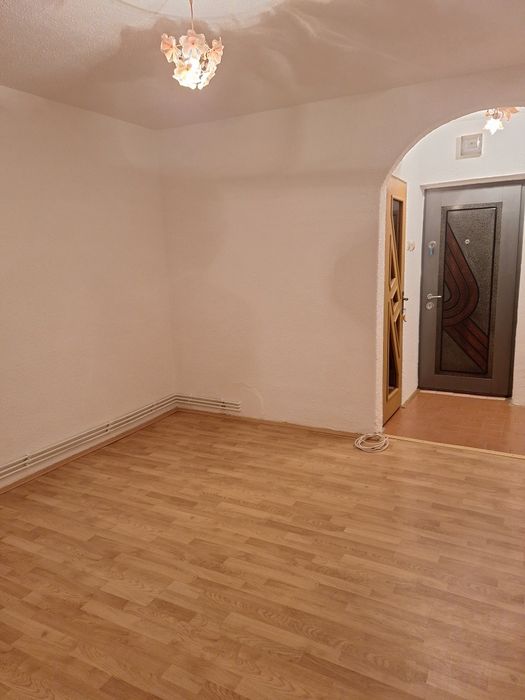 Vând garsoniera recent renovata