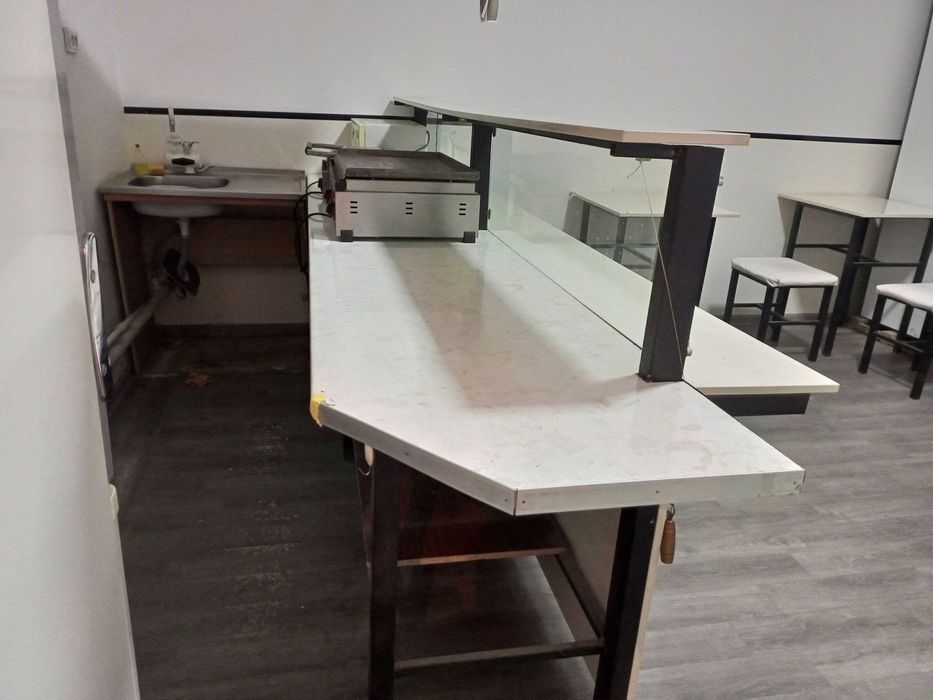 Fast food учун 4 стол 8 стул ва 1 та бари бн сотилади холати зор.