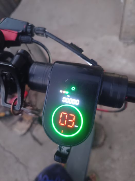 Trotineta lexgo r9x are 499 km  are 3 probleme nare cric nu merge frâna și are pană pe față