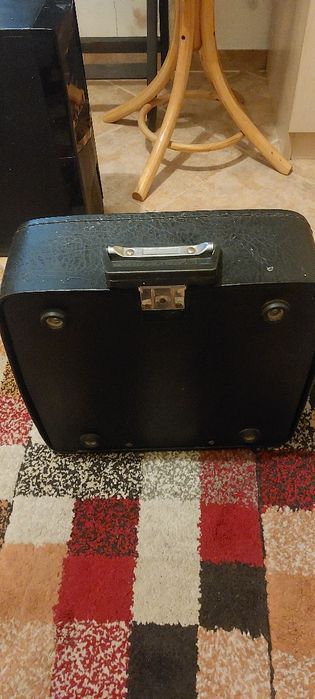 Продавам антична пишуща машина.