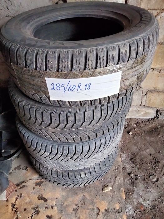 Зимние шины 285/60R18 шипованные.
