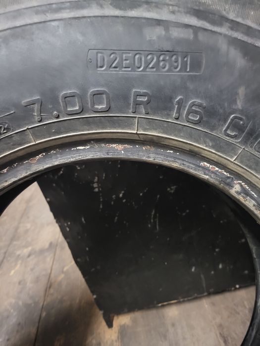 Anvelopa Pirelli 7.00 R16 C și 10.0 75 R12