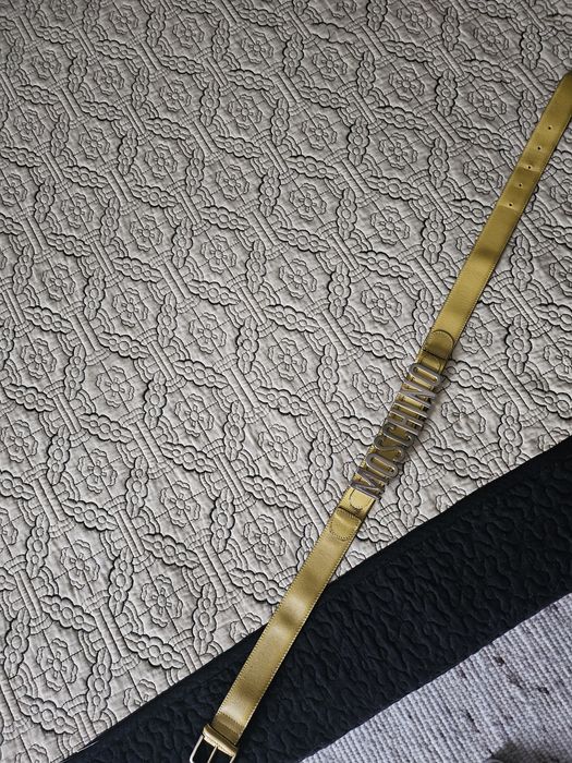 Curea Moschino din piele.