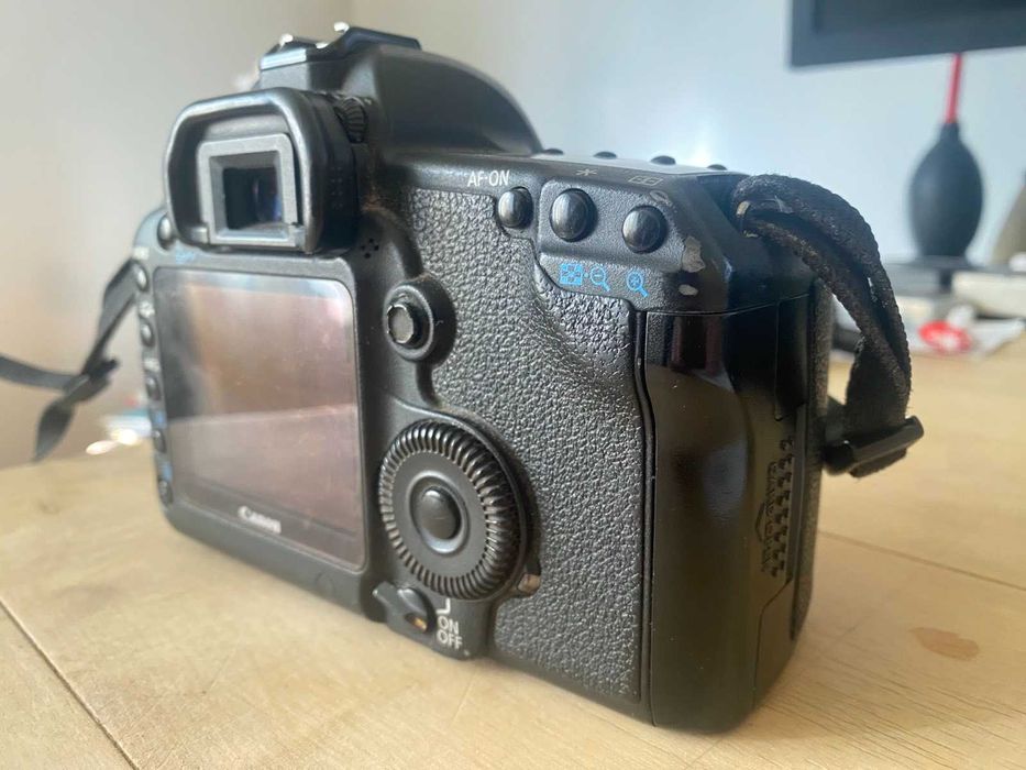 Продавам Фотоапарата EOS 5D Mark II