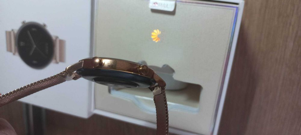 Продавам спешно Смарт часовник Huawei GT 2 42M чисто нов