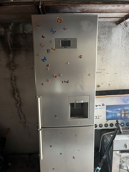 Хладилник с фризер и диспенсър LG No Frost