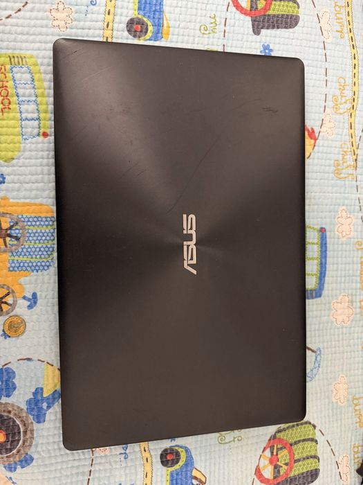 Ноутбук asus в рабочем состоянии.