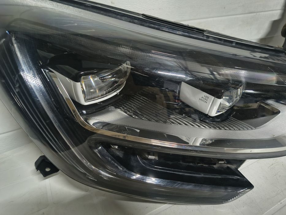 Far dreapta și stânga Megan 4 full led cod 260104596R,260601197R