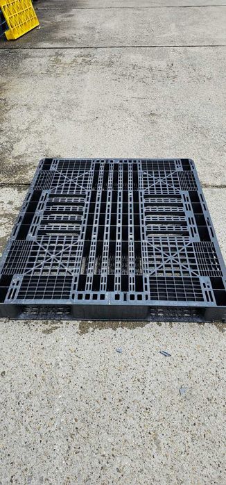 Продавам пластмасови палета.