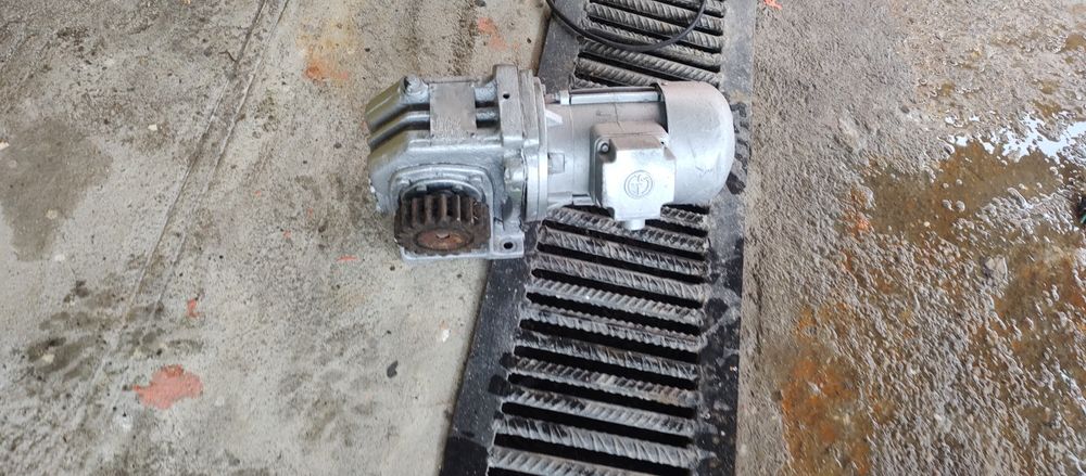 Motortrifazic cu reductor