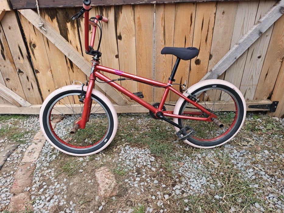 Велосипед bmx червен
