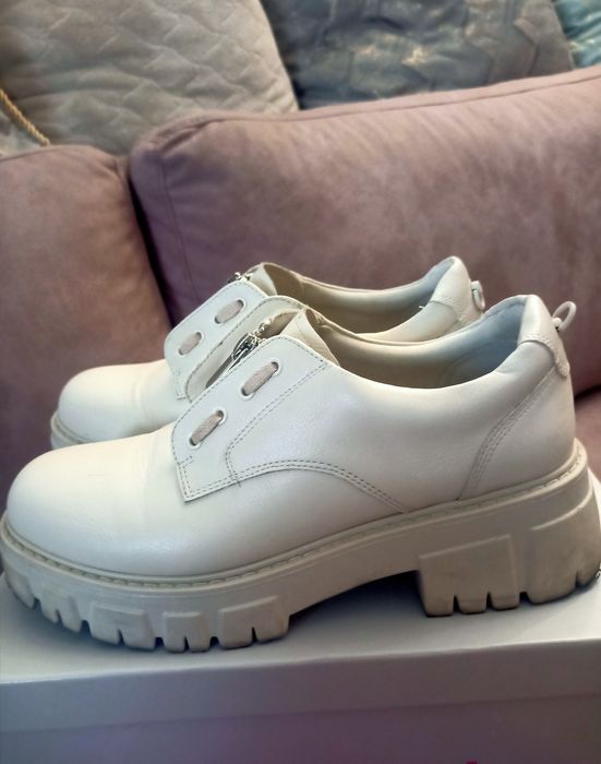 Бежови обувки с грайфер