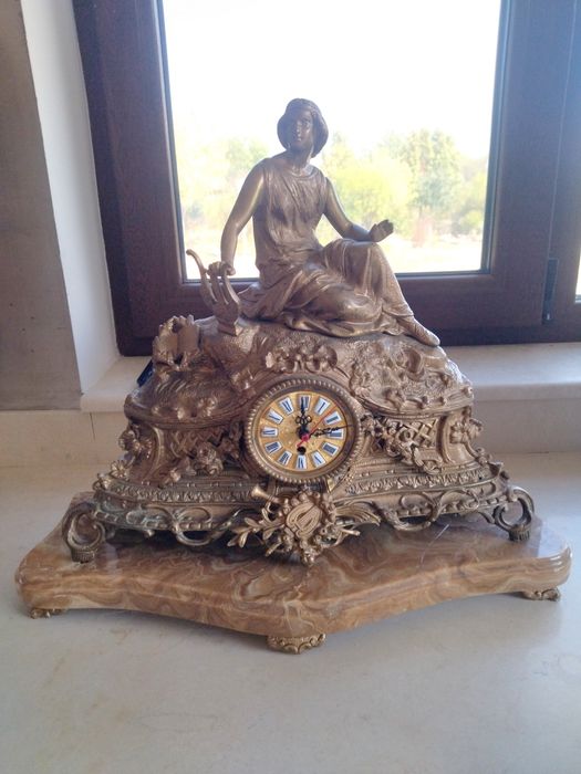 Античен настолен часовник