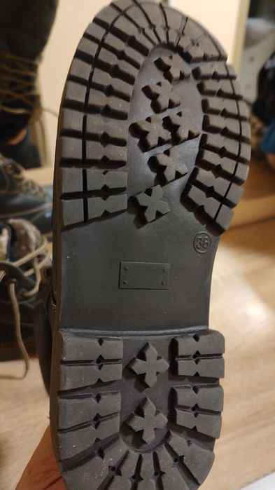 De vânzare ghete piele naturala băieți,îmblănite ,noi,mărime 38