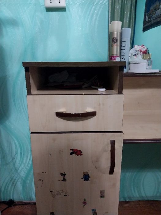 Продам туалетный столик.