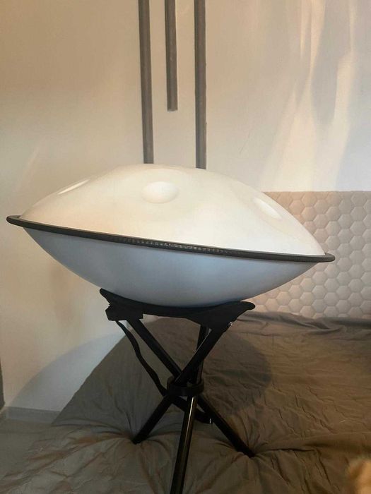 Handpan alb – 9 note în D minor – disponibil pe 440 Hz și 432 Hz