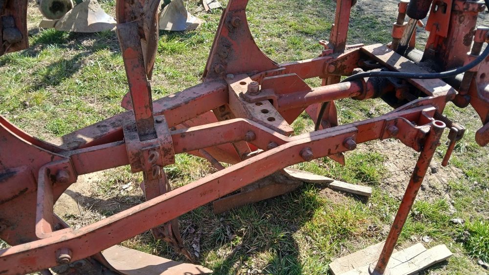 Plug reversibil cu 3 si 2 brazde