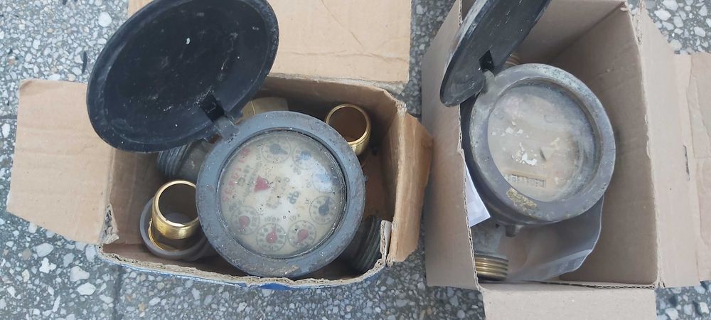 Продавам два броя стари работещи водомери