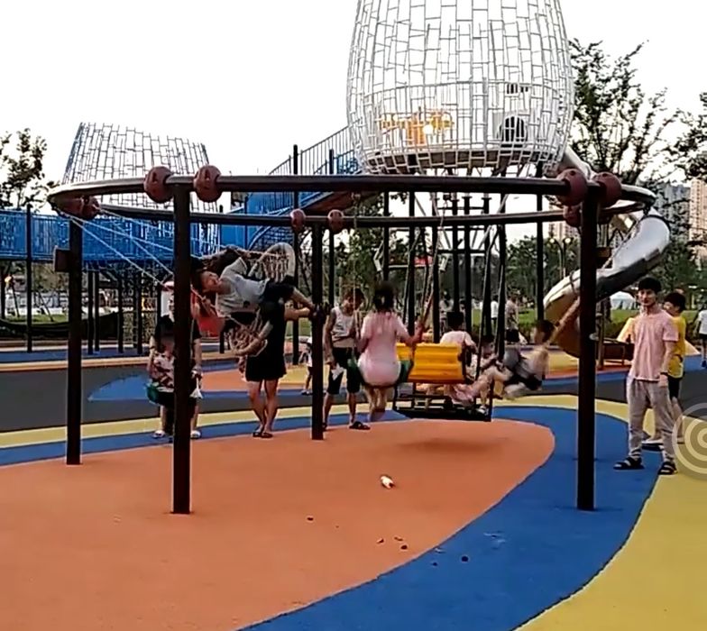 Детские качели разные