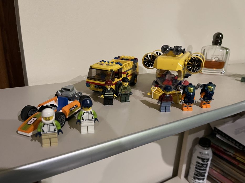 Vând 3 seturi vechi lego city în stare perfectă