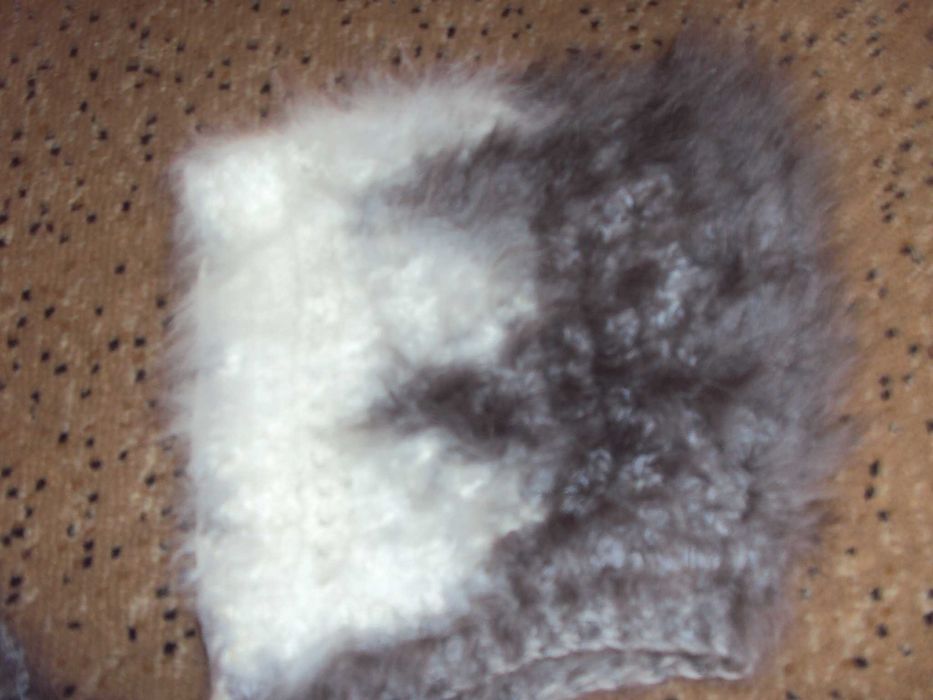 Теплые шерстяные шапки  на 3-4 года.