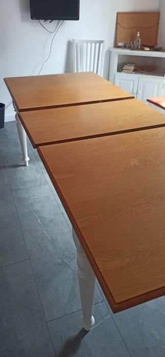 Продавам трапезна маса