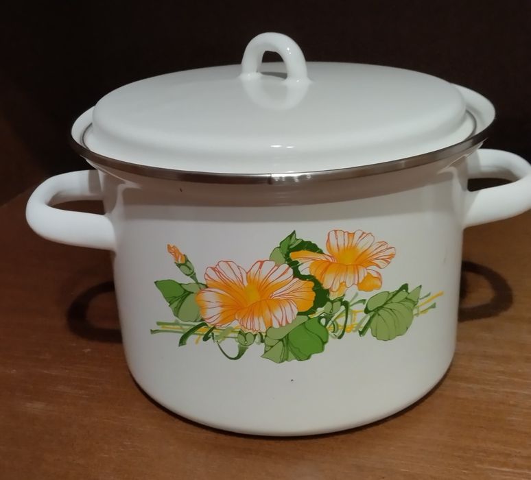 Кастрюля эмалированная на 3 л и эмалированное блюдо