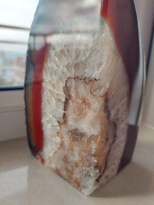 Масивна част от геода - ахат с кварц
