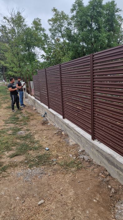 Executăm garduri și porți împrejmuiri teren