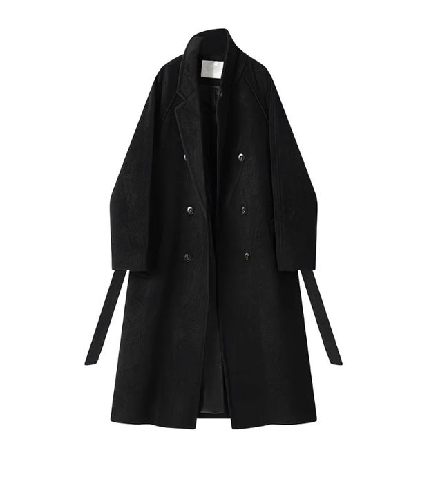 Элегантное женское пальто классического кроя.