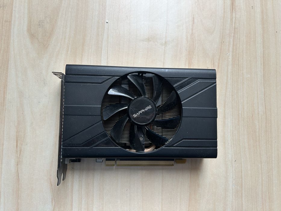 Vand piese pentru calculatoare.