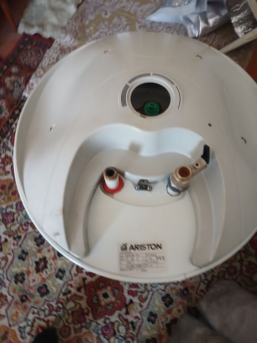 Продаётся  Водонагреватель.